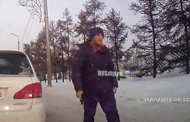 В Красноярске мужчина с пистолетом угрожал водителю