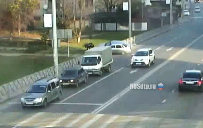 ВИДЕО: в Краснодаре автомобиль сбил женщину и девочку на тротуаре