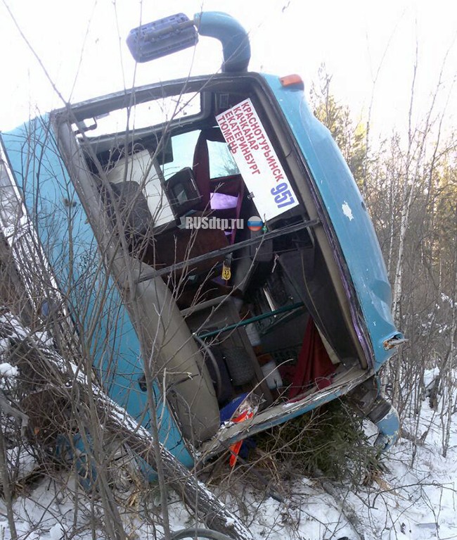 На Серовском тракте уснувший водитель отправил автобус с пассажирами под откос