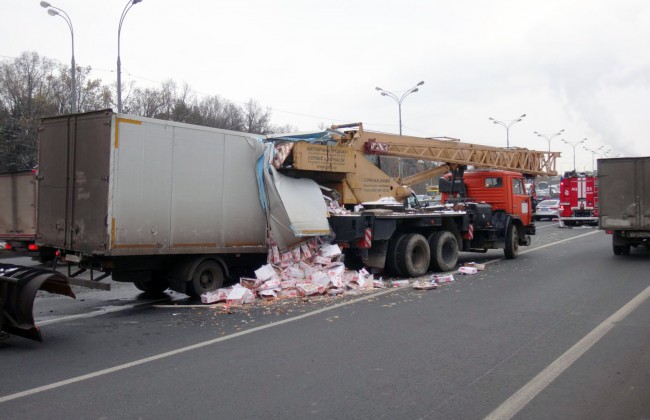 В ДТП с участием фургона и автокрана на МКАД погиб человек