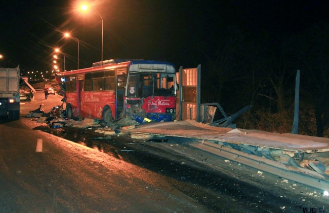 Во Владивостоке большегруз без тормозов смял две машины и автобус