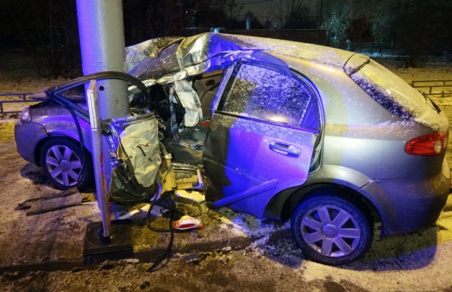 На северо-западе Москвы автомобиль врезался в столб: водитель погиб