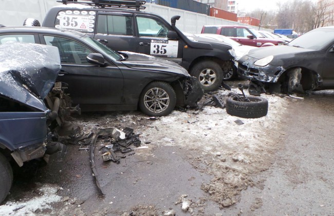 В Москве водитель «Porsche Cayenne» повредил пять припаркованных машин