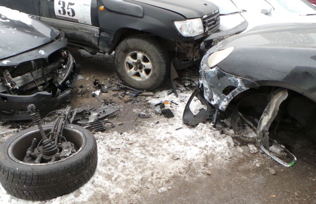 В Москве водитель «Porsche Cayenne» повредил пять припаркованных машин