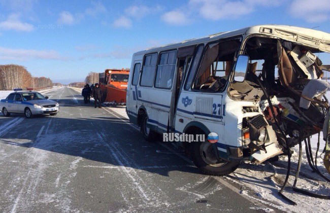 Под Омском в ДТП с инкассаторской машиной и автобусом погибли 5 человек