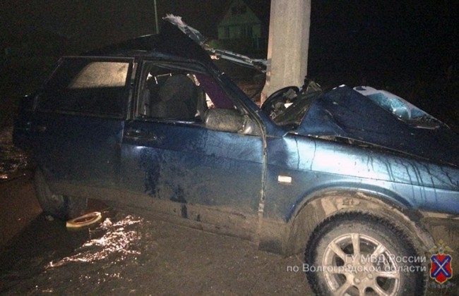 «Лада» врезалась в столб под Волгоградом: водитель и два пассажира погибли