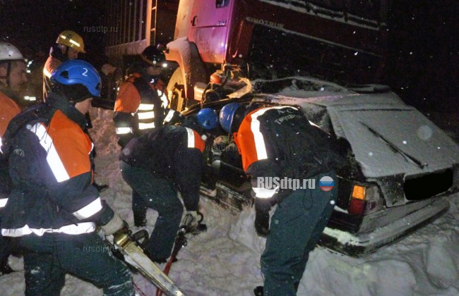 Под Тверью в ДТП с грузовиком погибли три пассажира «Фольксвагена»