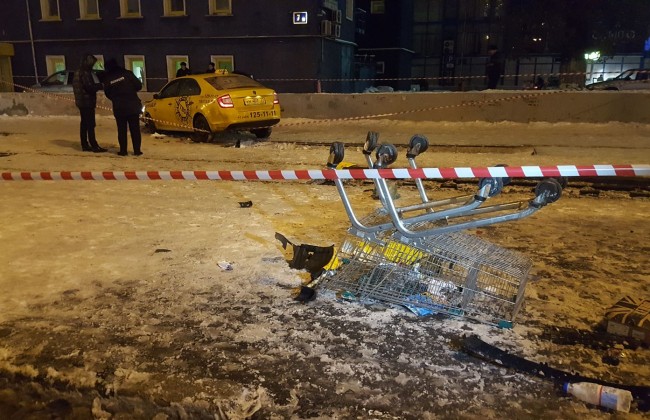 Автомобиль такси врезался в остановку на шоссе Энтузиастов