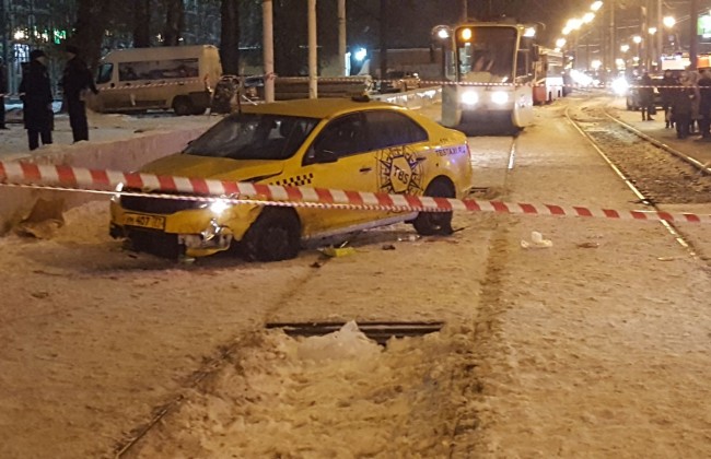 Автомобиль такси врезался в остановку на шоссе Энтузиастов