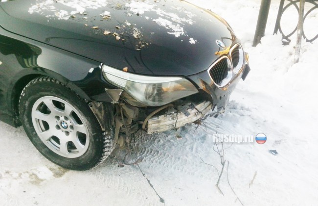 ВИДЕО: в Нижнем Тагиле автомобиль вылетел на остановку с людьми