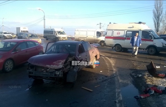 В Воронеже водитель нарушил ПДД и спровоцировал массовое ДТП