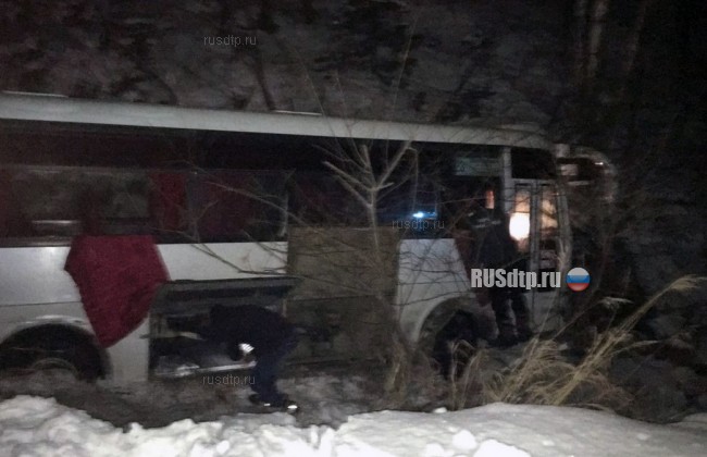 На Сахалине в съехавшем в кювет автобусе пострадали 16 человек