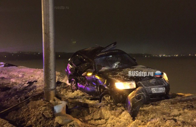В Череповце водитель врезался в столб, уход от столкновения с лихачом. Погибла 17-летняя девушка