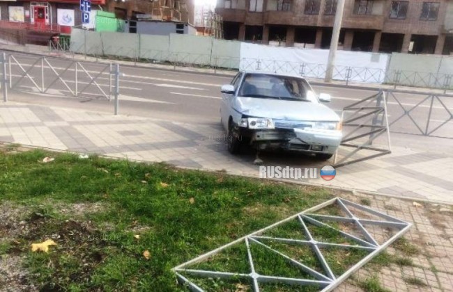 ВИДЕО: в Краснодаре автомобиль сбил женщину и девочку на тротуаре