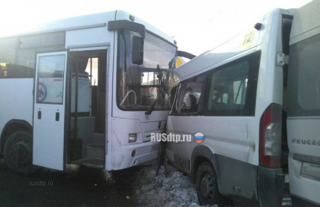 В Челябинске рейсовый автобус смял «маршрутку» с людьми