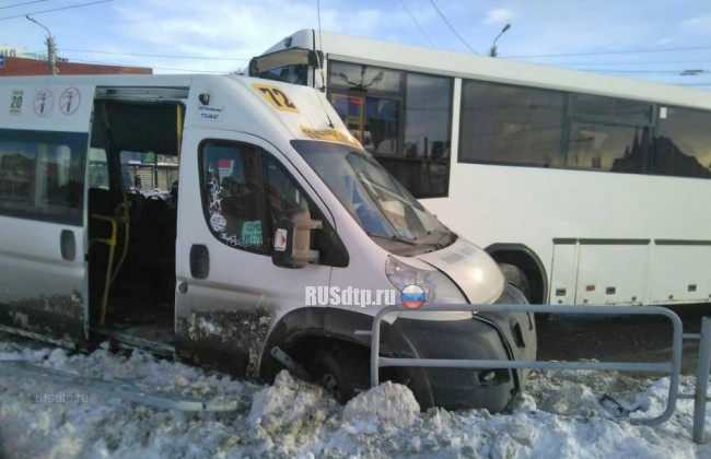 В Челябинске рейсовый автобус смял «маршрутку» с людьми