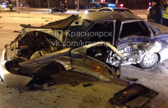 В Красноярске полицейские попали в ДТП, преследуя наркомана за рулем