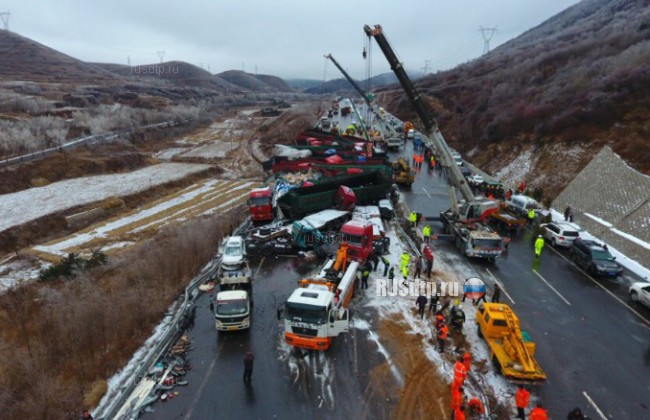 В Китае в массовом ДТП с участием 56 автомобилей погибли 17 человек