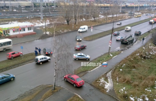 В Петрозаводске женщина на «Ниссане» врезалась в БТР