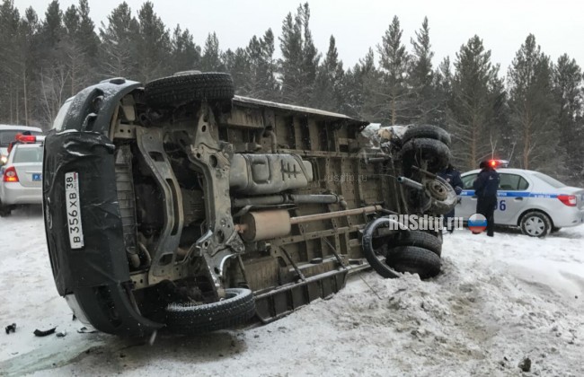 Микроавтобус с медиками перевернулся в Иркутской области