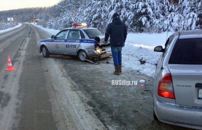 В Свердловской области женщина врезалась в машину ДПС