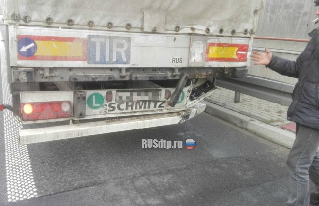 Land Rover врезался в тягач на автостраде в Польше