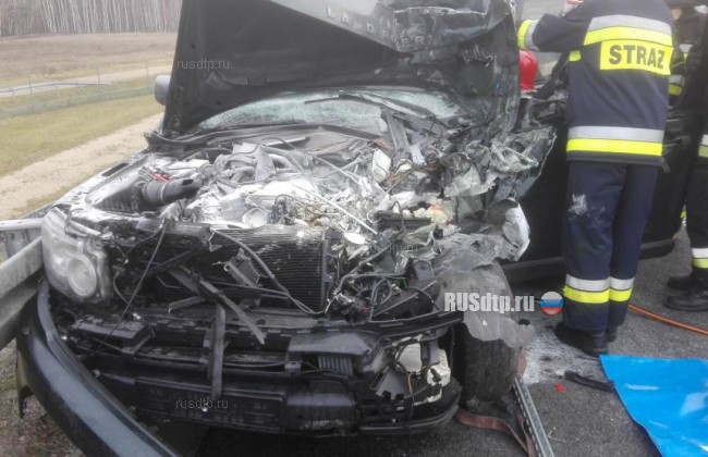 Land Rover врезался в тягач на автостраде в Польше