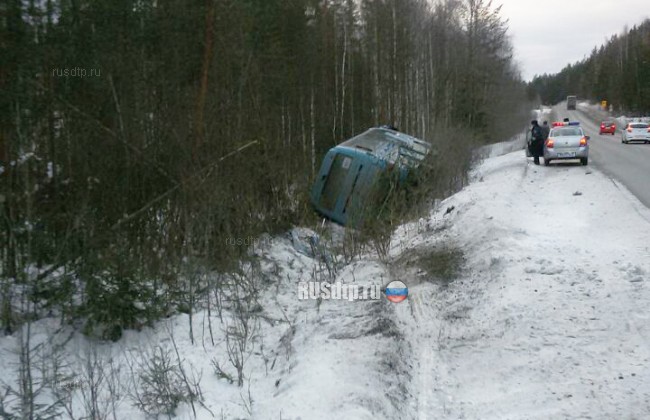 На Серовском тракте уснувший водитель отправил автобус с пассажирами под откос