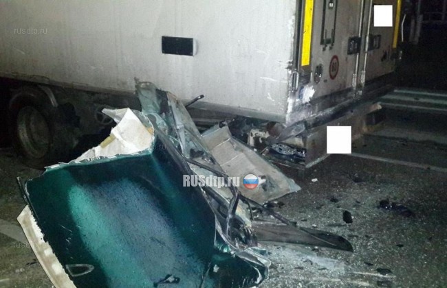 В Невинномысске водитель «Мазды» убил пассажиров, врезавшись в стоящую фуру
