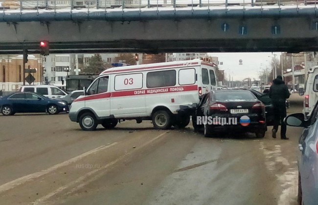 В Омске в ДТП попал автомобиль скорой помощи. Видео