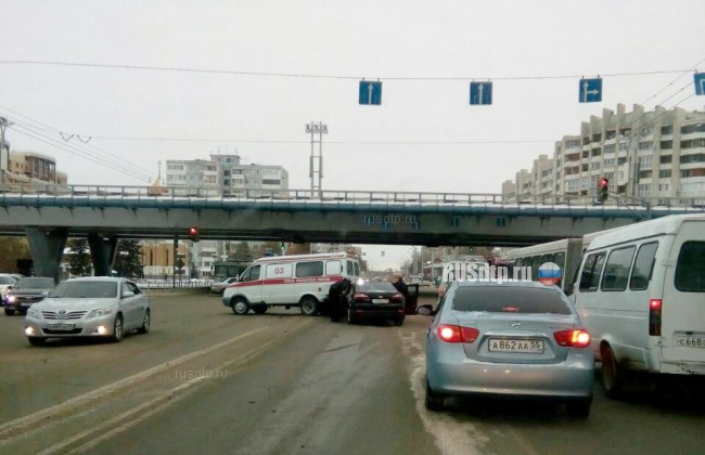 В Омске в ДТП попал автомобиль скорой помощи. Видео