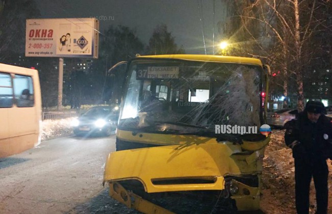 Два автобуса столкнулись в Екатеринбурге. Пострадали 11 человек