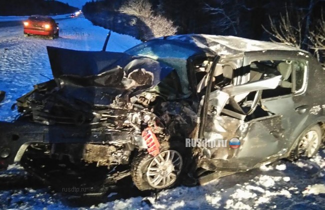 На подъезде к Екатеринбургу водитель «Ниссана» убил двух человек, врезавшись в «Renault Sandero»