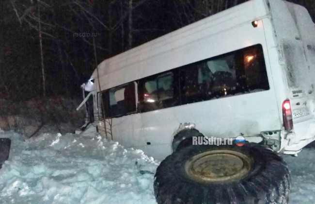 В Свердловской области маршрутка столкнулась с грейдером. Пострадали 13 человек