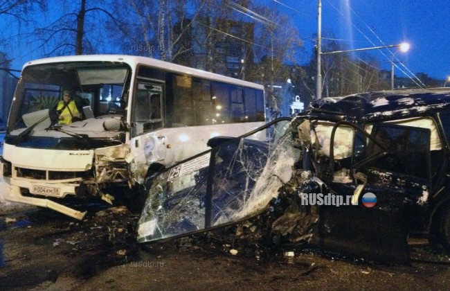 В Пензе водитель внедорожника погиб, врезавшись в автобус