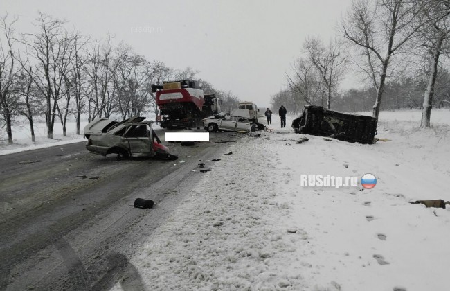 ВАЗ разорвало на части от столкновения с микроавтобусом на Ставрополье