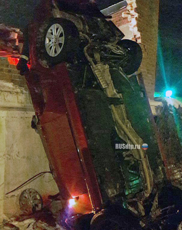 В Ельце водитель и пассажирка BMW погибли, врезавшись в стену
