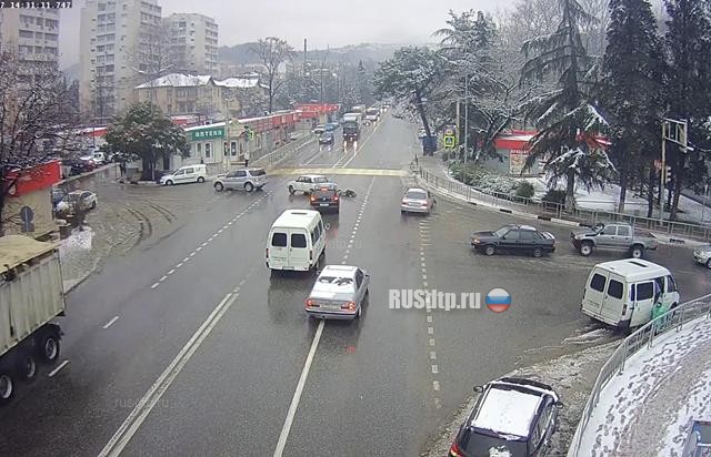 В Сочи в результате ДТП непристегнутого водителя ВАЗа выбросило из машины