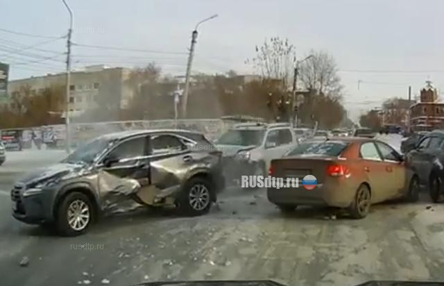 Массовое ДТП на пересечении улиц Лермонтова и Жукова в Омске