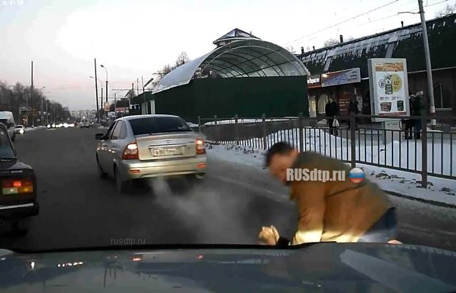 ВИДЕО: в Ульяновске пьяный водитель пытался сбежать с места ДТП, но был пойман