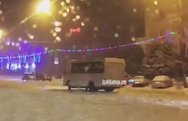 Водитель маршрутки устроил дрифт на Театральной площади в Ростове-на-Дону