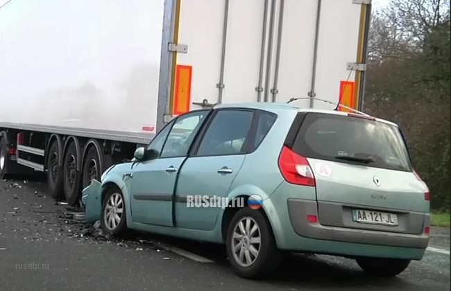 ВИДЕО: в ДТП с участием 50 автомобилей во Франции погибли 5 человек