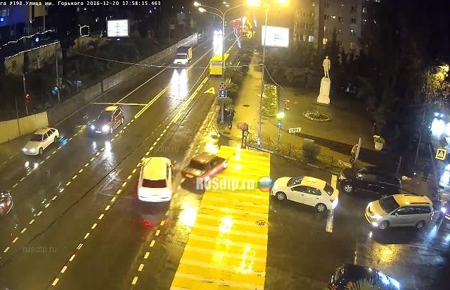 ВИДЕО: в Сочи в результате ДТП пешеход едва не оказался под колесами автомобиля