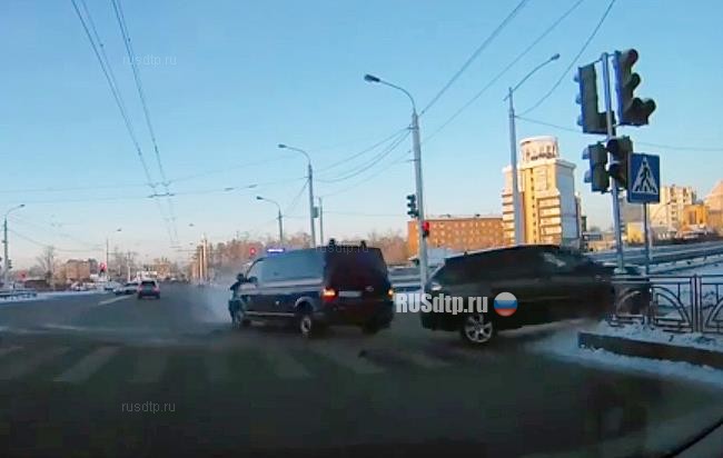 ВИДЕО: в Иркутске в ДТП попал автомобиль Следственного комитета