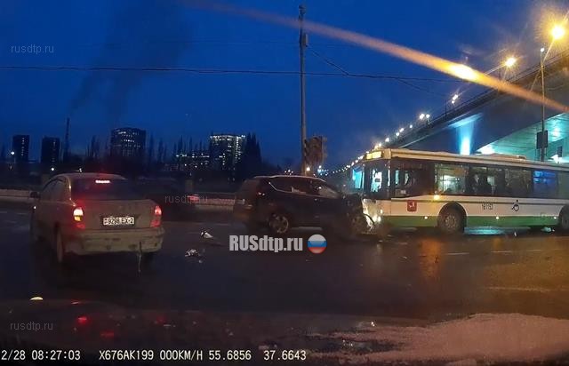 Два автомобиля и автобус столкнулись на Нагатинской набережной