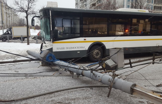 В Москве автобус столкнулся с двумя автомобилями и повалил столб