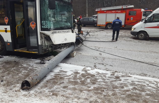 В Москве автобус столкнулся с двумя автомобилями и повалил столб