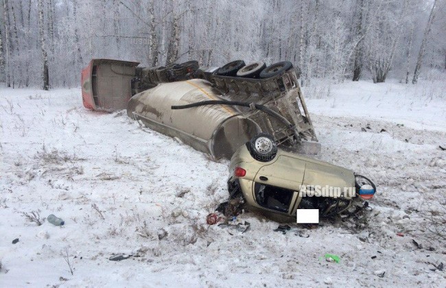 В Свердловской области тягач и легковушка слетели в кювет. Погиб водитель