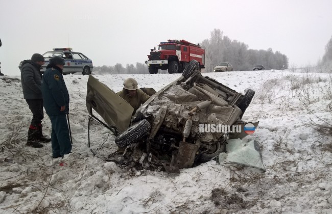В Свердловской области тягач и легковушка слетели в кювет. Погиб водитель