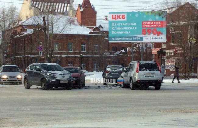 Массовое ДТП на пересечении улиц Лермонтова и Жукова в Омске